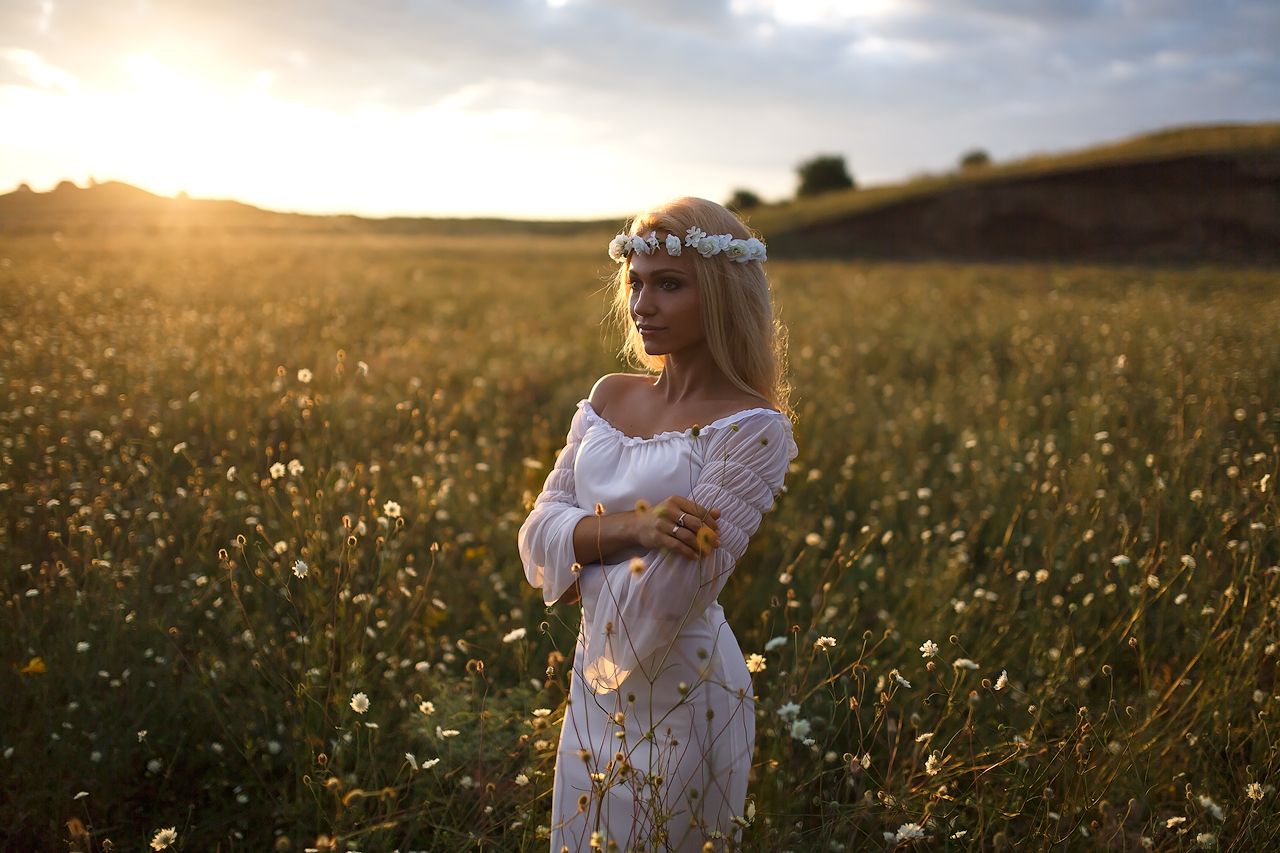 Girls in Slavic costumes in Manaus
